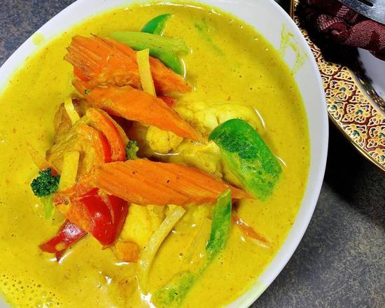 Order Yellow Curry food online from Aroma Royal Thai Cuisine store, Franklin Township on bringmethat.com