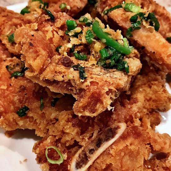 Order Spicy Salt Pork Chop / 椒鹽骨 food online from Sam Woo Barbeque store, Alhambra on bringmethat.com