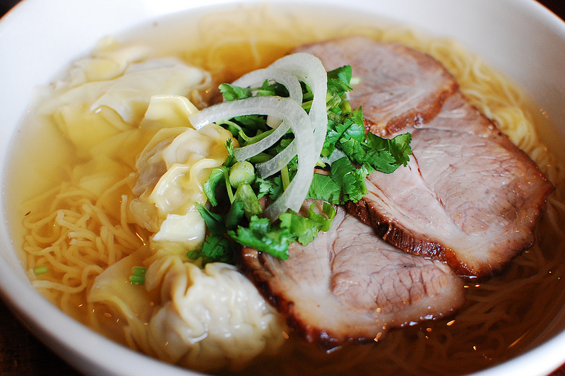 Order N6. Wonton and Roast Pork Noodle Soup food online from Pinang store, Forest Hills on bringmethat.com