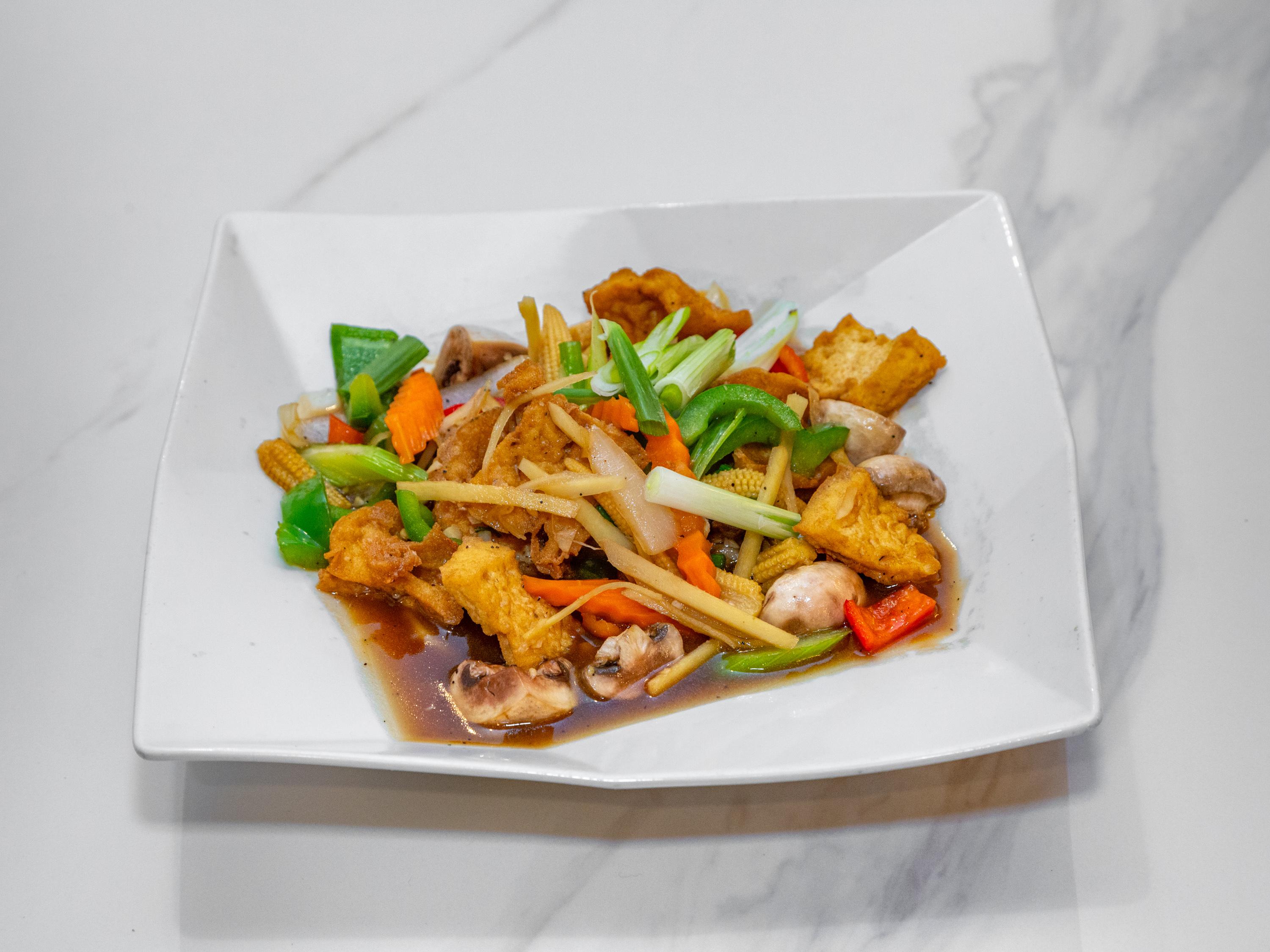 Order Pad Ginger food online from Siwa Thai Restaurant store, Woodbridge on bringmethat.com
