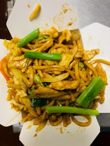 Order 24. Chicken Lo Mein 雞撈面 food online from Golden China store, Lincoln on bringmethat.com
