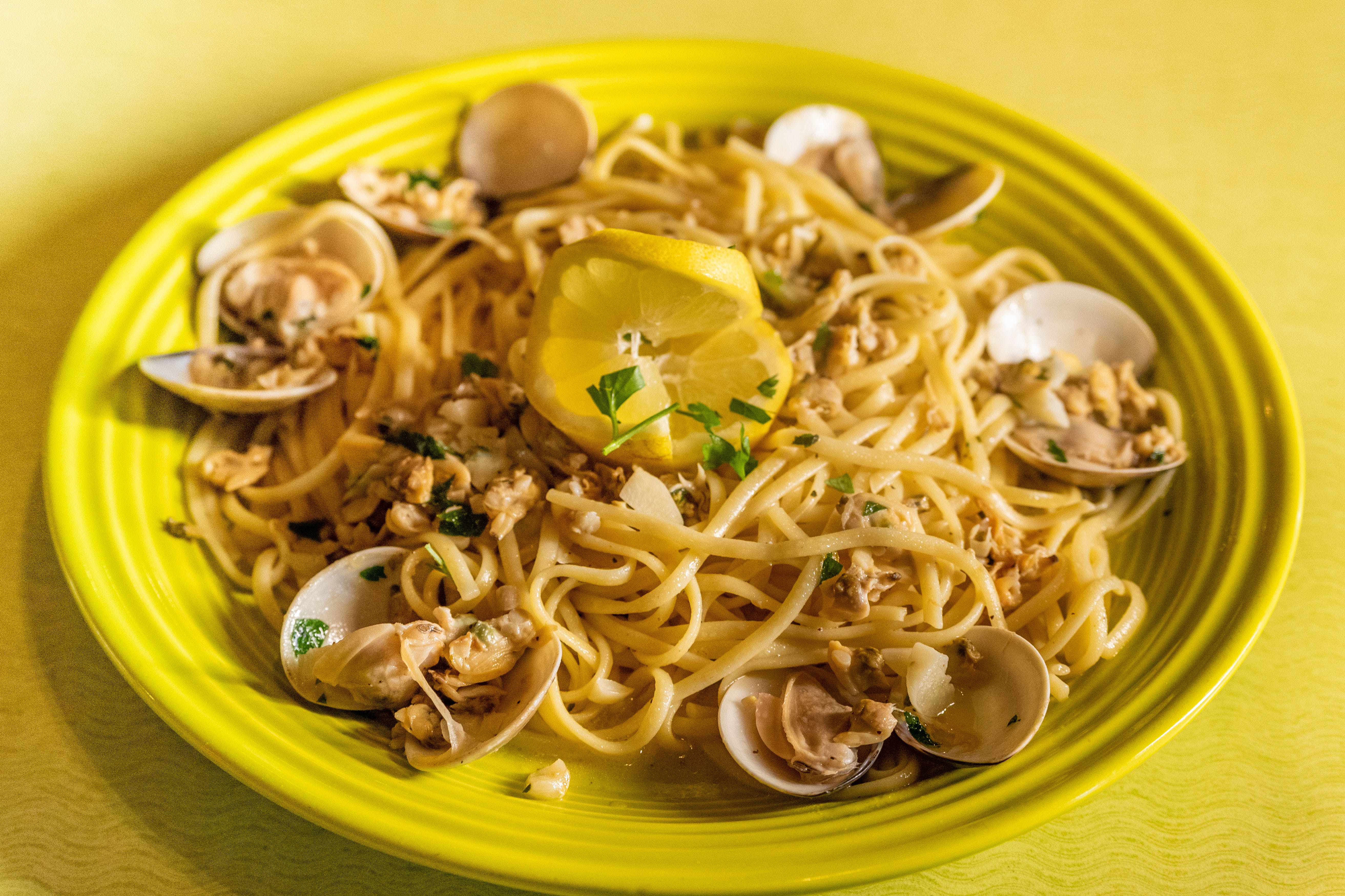 Order Linguini with White Clam Sauce - Pasta food online from Amalfi's Italian Restaurant store, Kernersville on bringmethat.com
