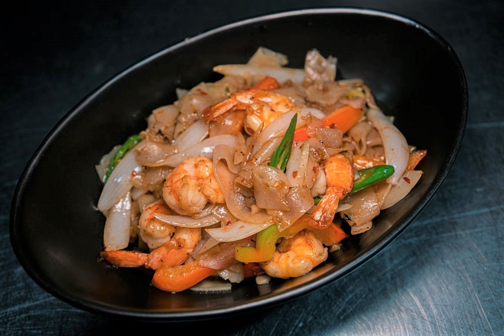 Order DRUNKEN NOODLES - SPICY NOODLE ( Choice of meats ) food online from Coco Thai Kitchen store, Los Angeles on bringmethat.com
