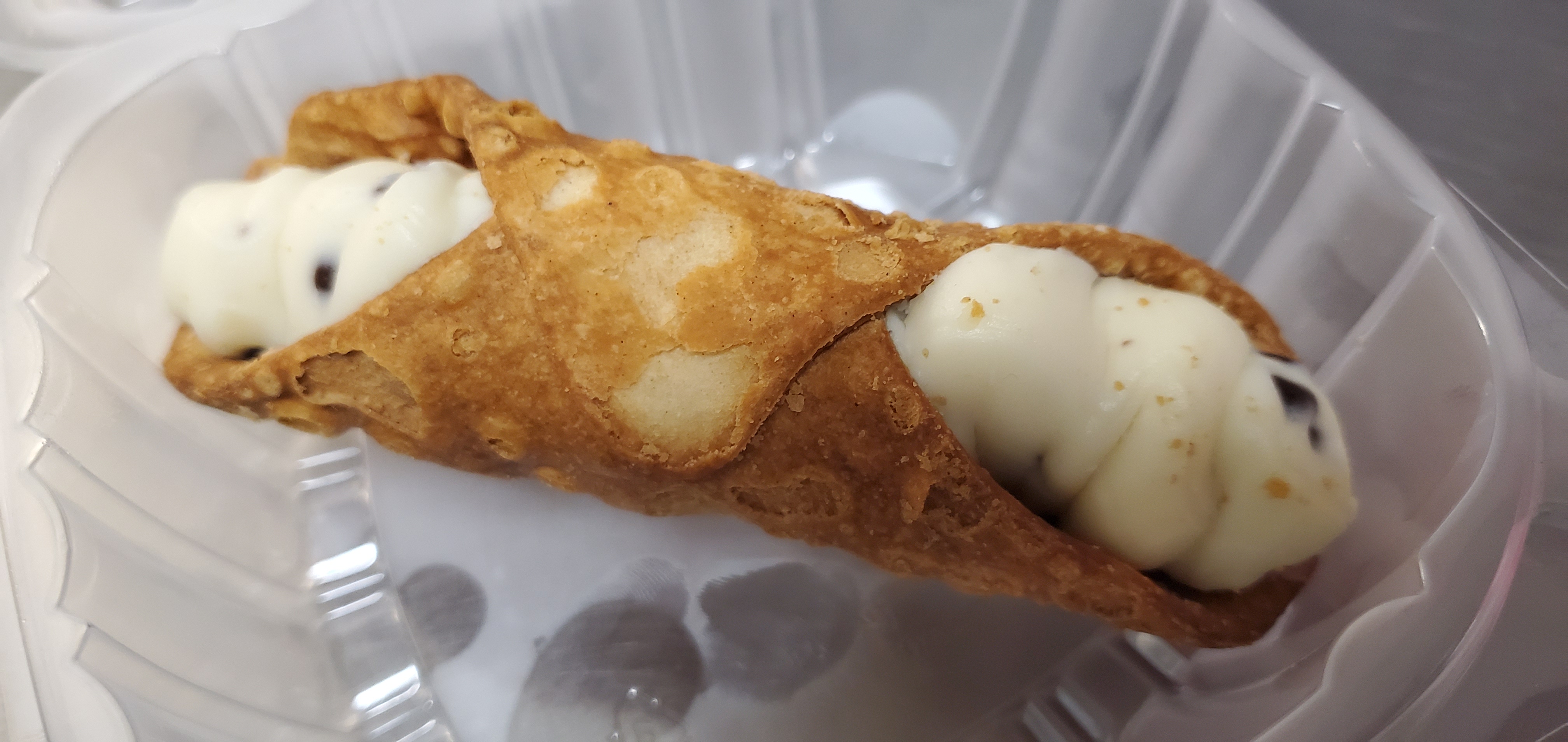 Order Cannoli food online from Ove Pizzeria store, Studio City on bringmethat.com