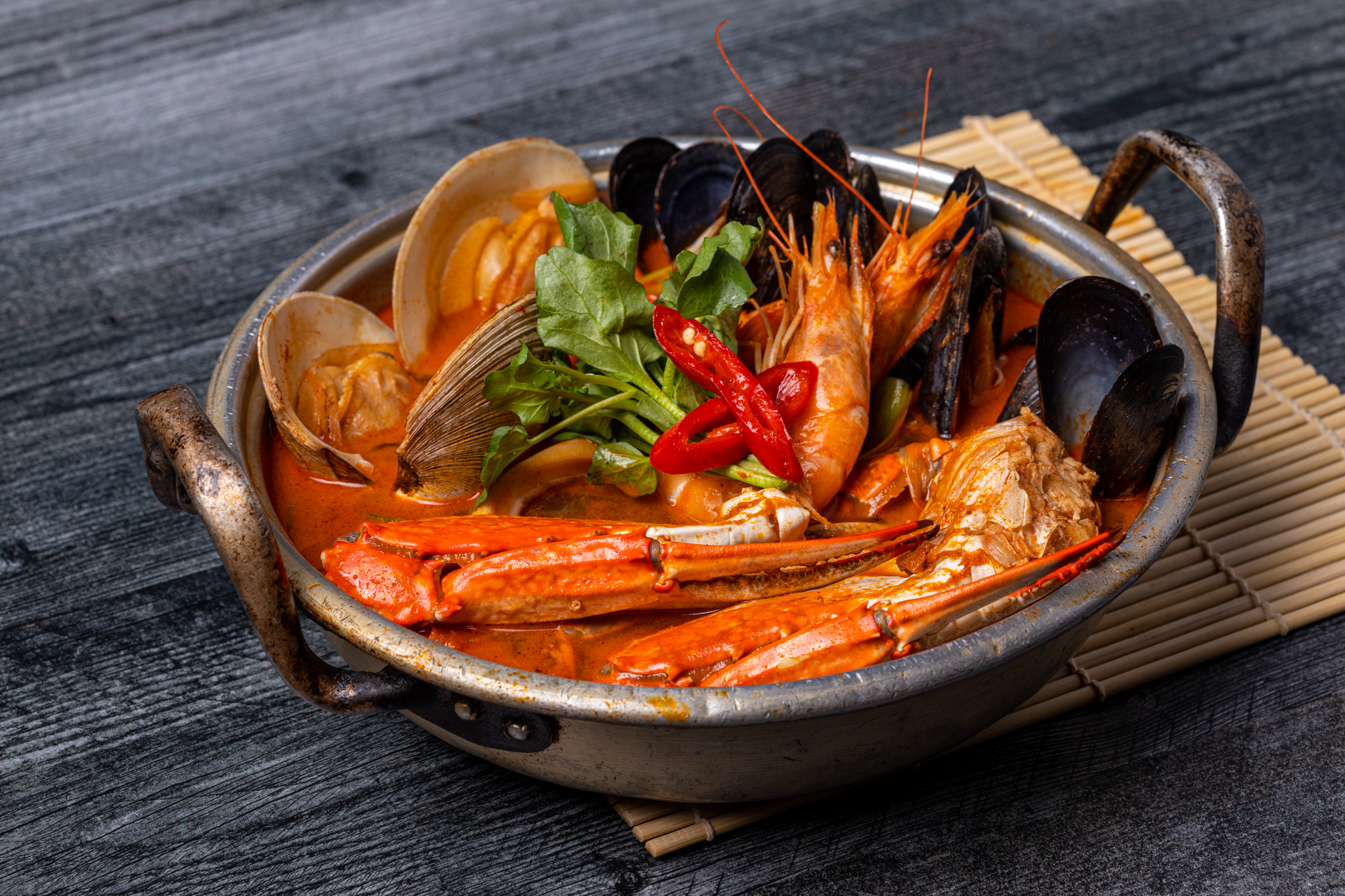 Order Spicy Mixed Seafood Soup 해물짬봉탕 food online from Mui store, New York on bringmethat.com