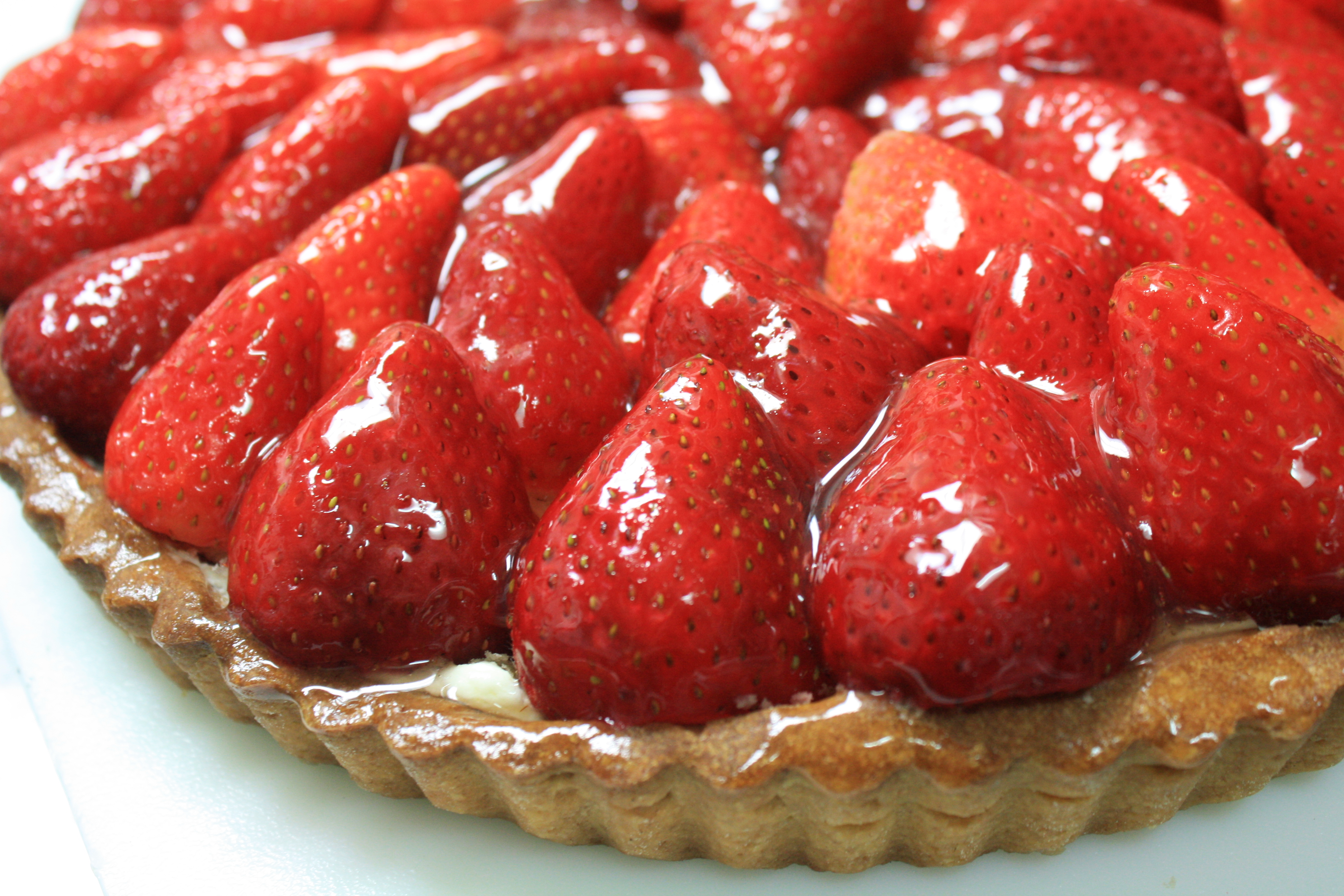 Order Tarte Fraise food online from Amandine Patisserie Cafe store, Los Angeles on bringmethat.com