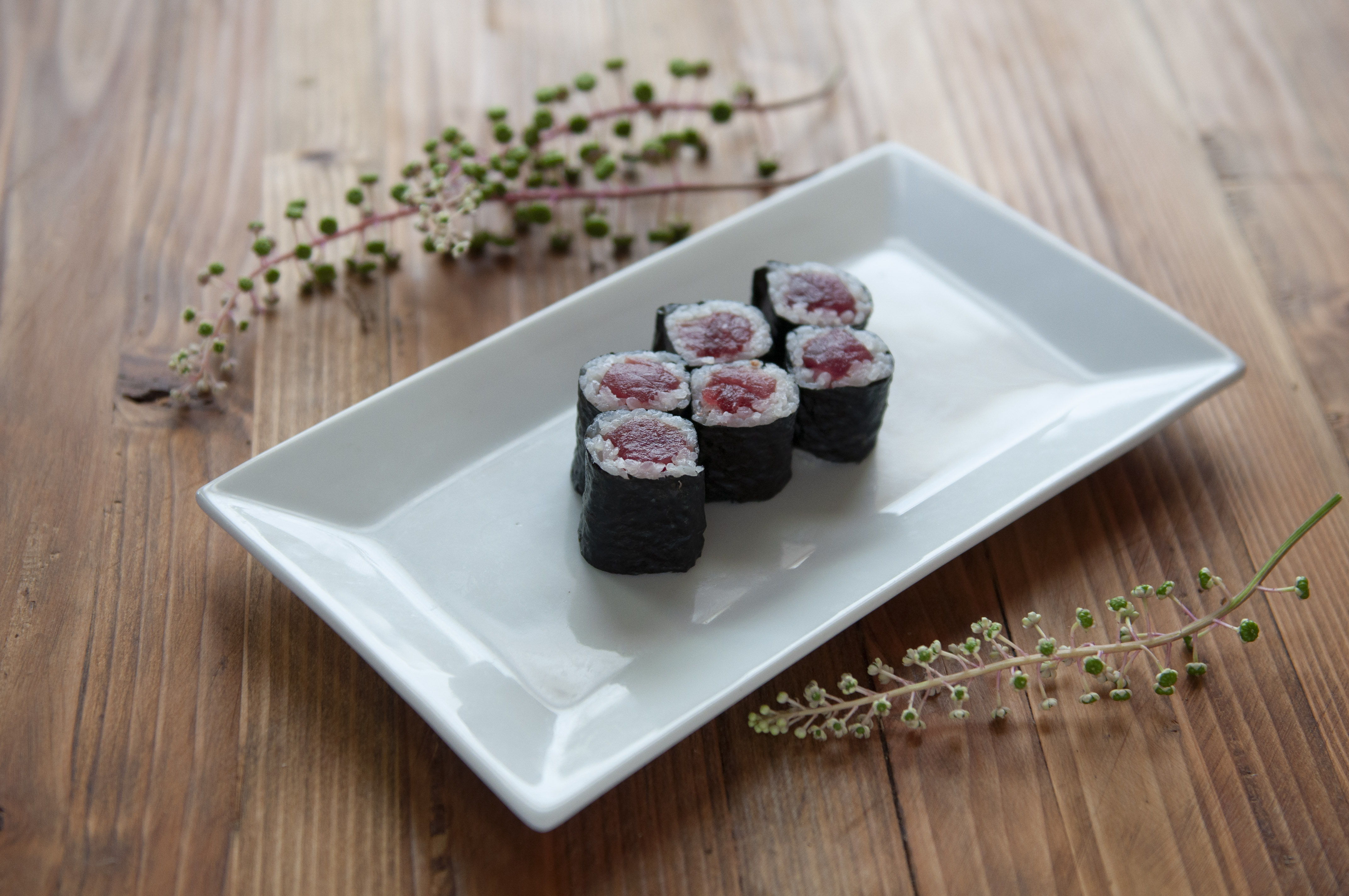 Order Tuna Roll food online from Dashi Noodle House store, Ridgewood on bringmethat.com