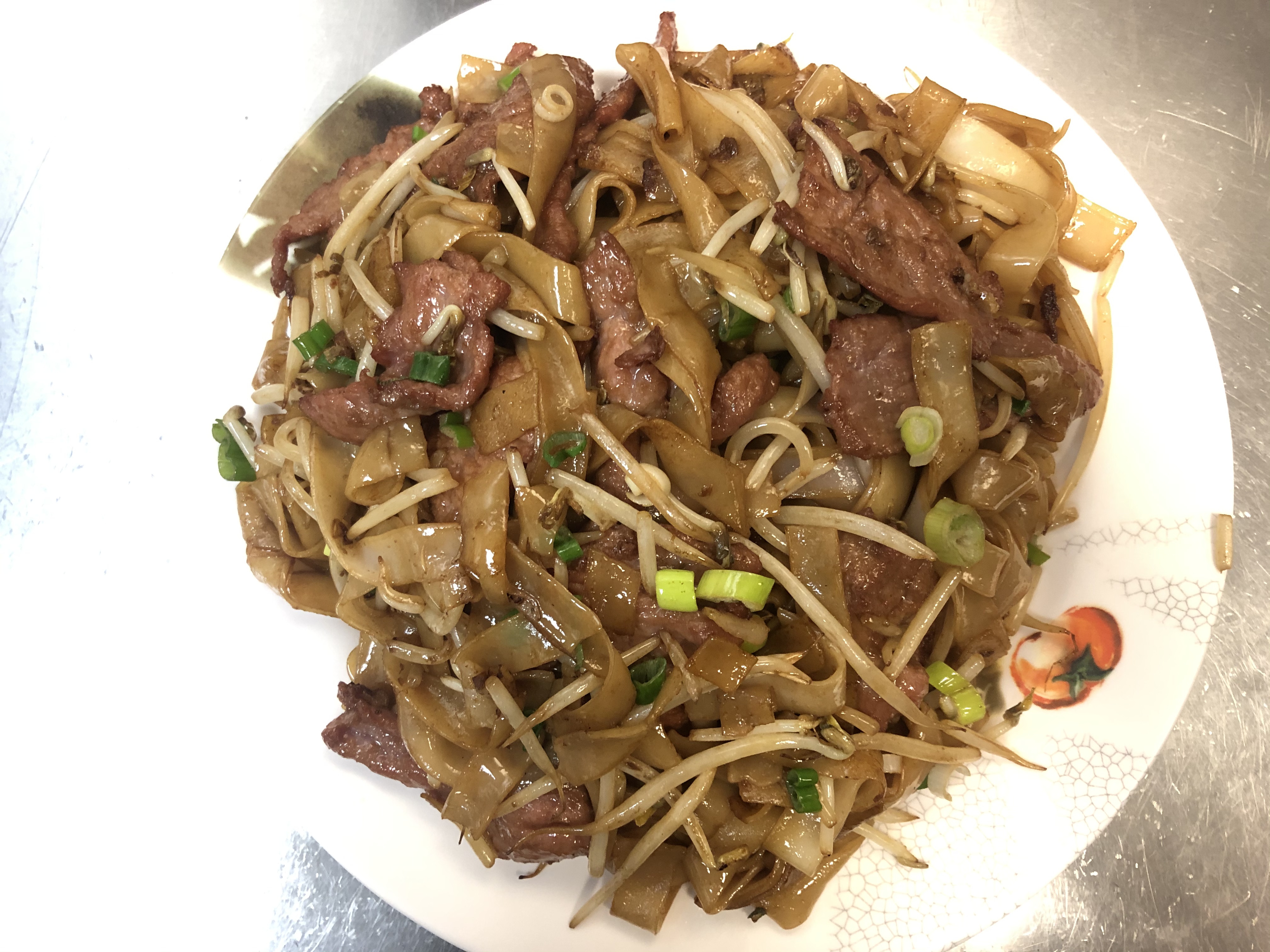 Order 52. Beef Chow Fun乾炒牛河 food online from E&J Yummy Kitchen store, Monterey Park on bringmethat.com