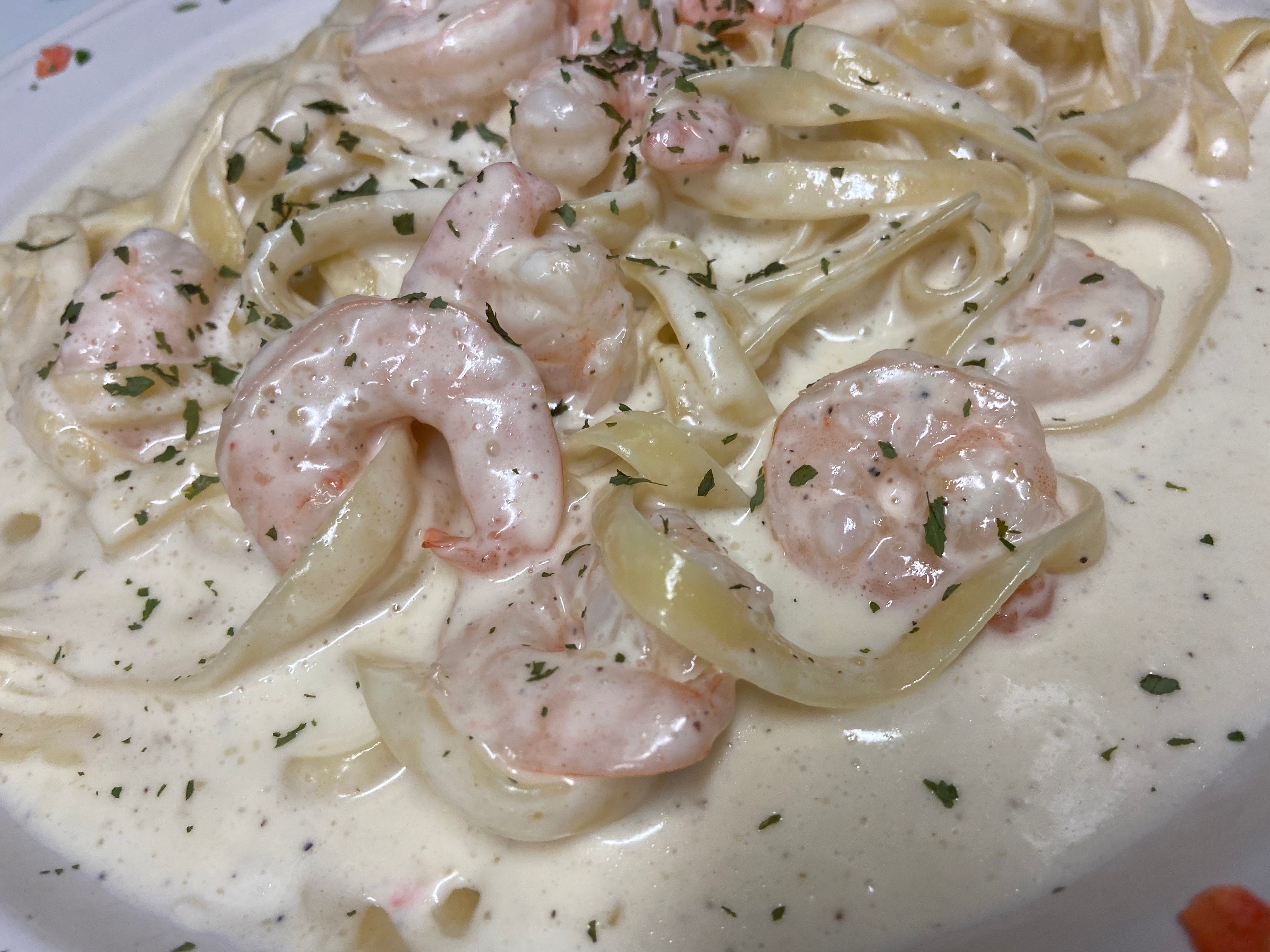 Order Fettuccine Alfredo with Shrimp - Pasta food online from Italian Cravings store, San Clemente on bringmethat.com
