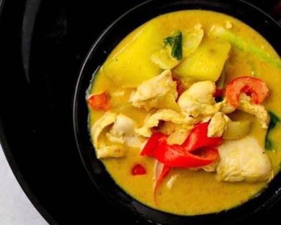 Order Yellow Curry food online from Pinto Thai Kitchen store, Sandy on bringmethat.com