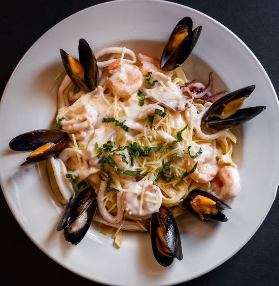 Order Seafood Fettuccine food online from Johnny Carino store, El Paso on bringmethat.com