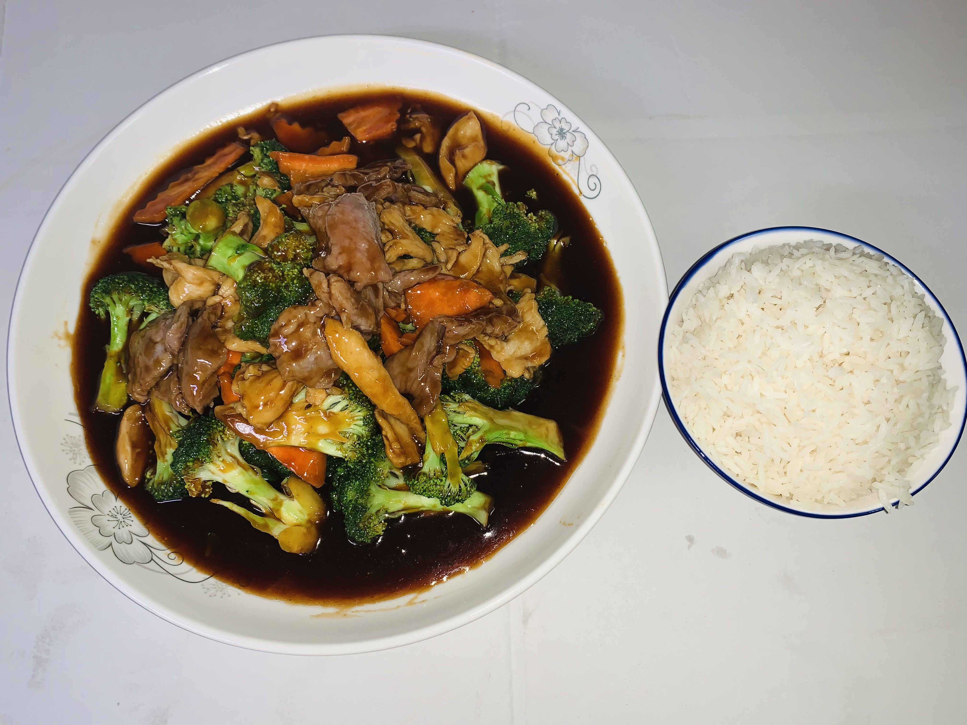 Order H18. Chicken and Beef with Broccoli 鸡和牛芥蓝 food online from Hai Sun Chinese Restrnt store, Brooklyn on bringmethat.com