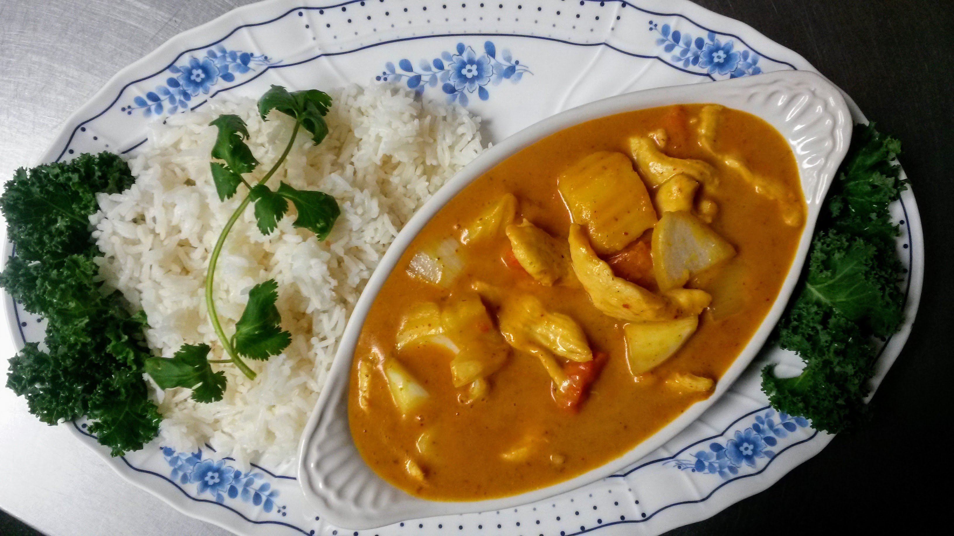 Order 26. Yellow Curry With Rice food online from Thai Nary BBQ store, Azusa on bringmethat.com