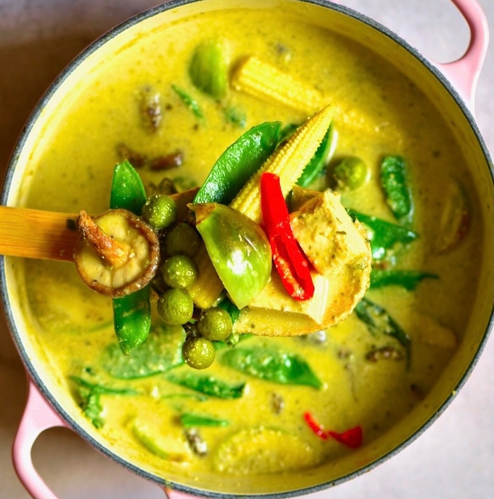 Order Green Curry ( Veggie ) food online from Roma Thai & Burmese Cuisine store, Buffalo on bringmethat.com