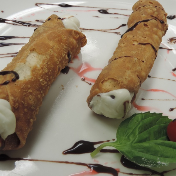 Order Cannoli food online from Amante Pizza & Pasta store, Everett on bringmethat.com