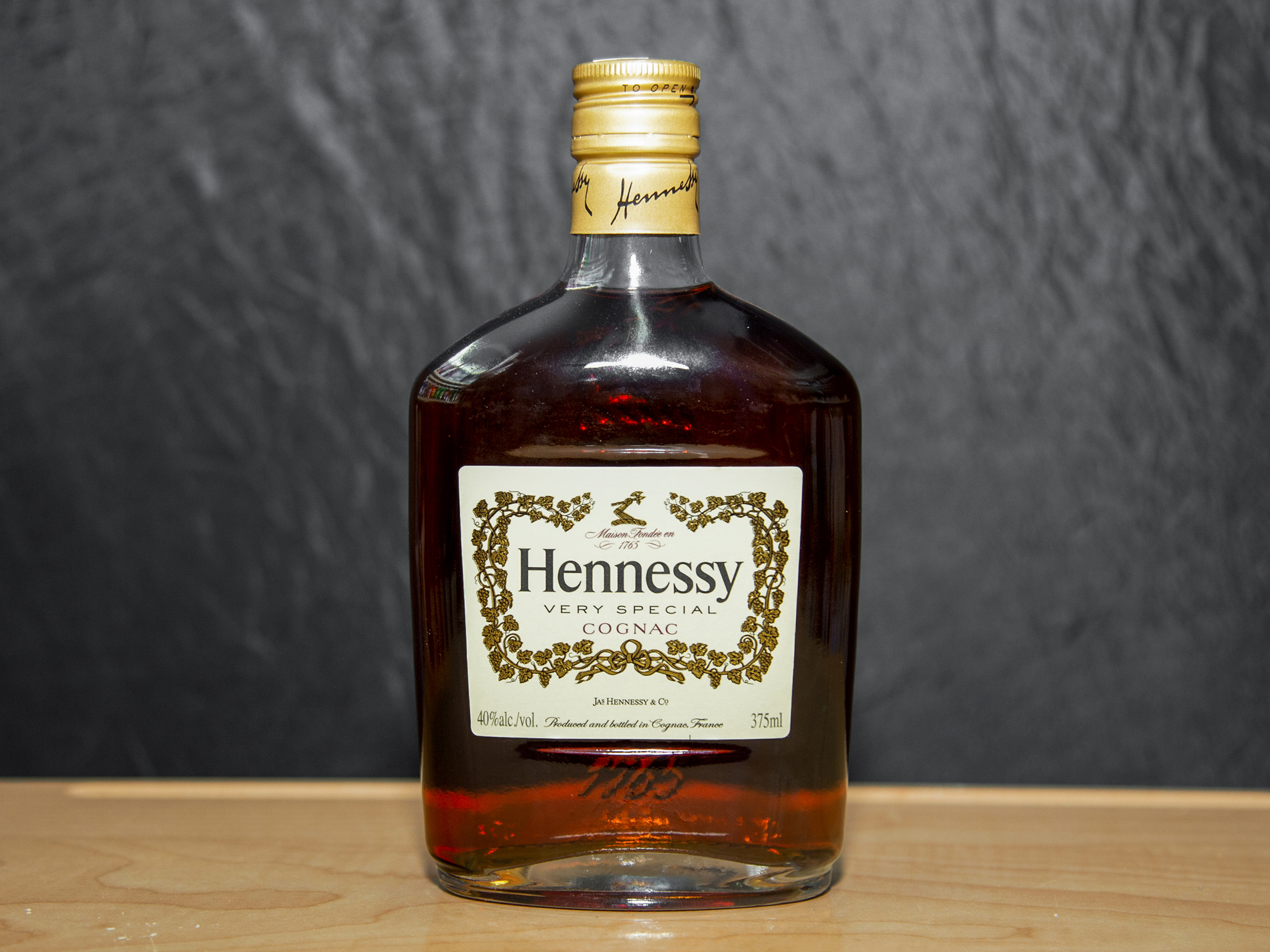 Order Hennessy Black, 375 ml. Cognac (40.0% ABV) food online from Platinum Star Food & Liquor store, Chicago on bringmethat.com