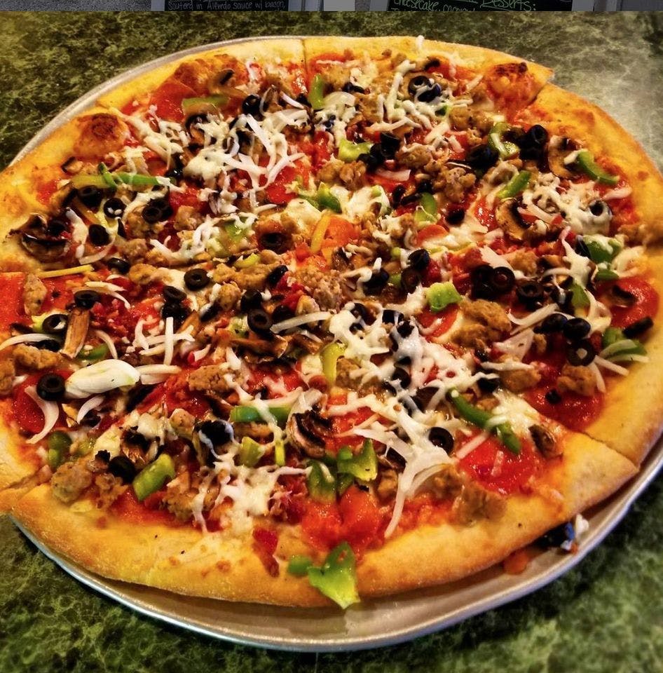 Order Supreme Pizza - Small 12'' food online from Casa Dora Italian Cafe store, Jacksonville on bringmethat.com