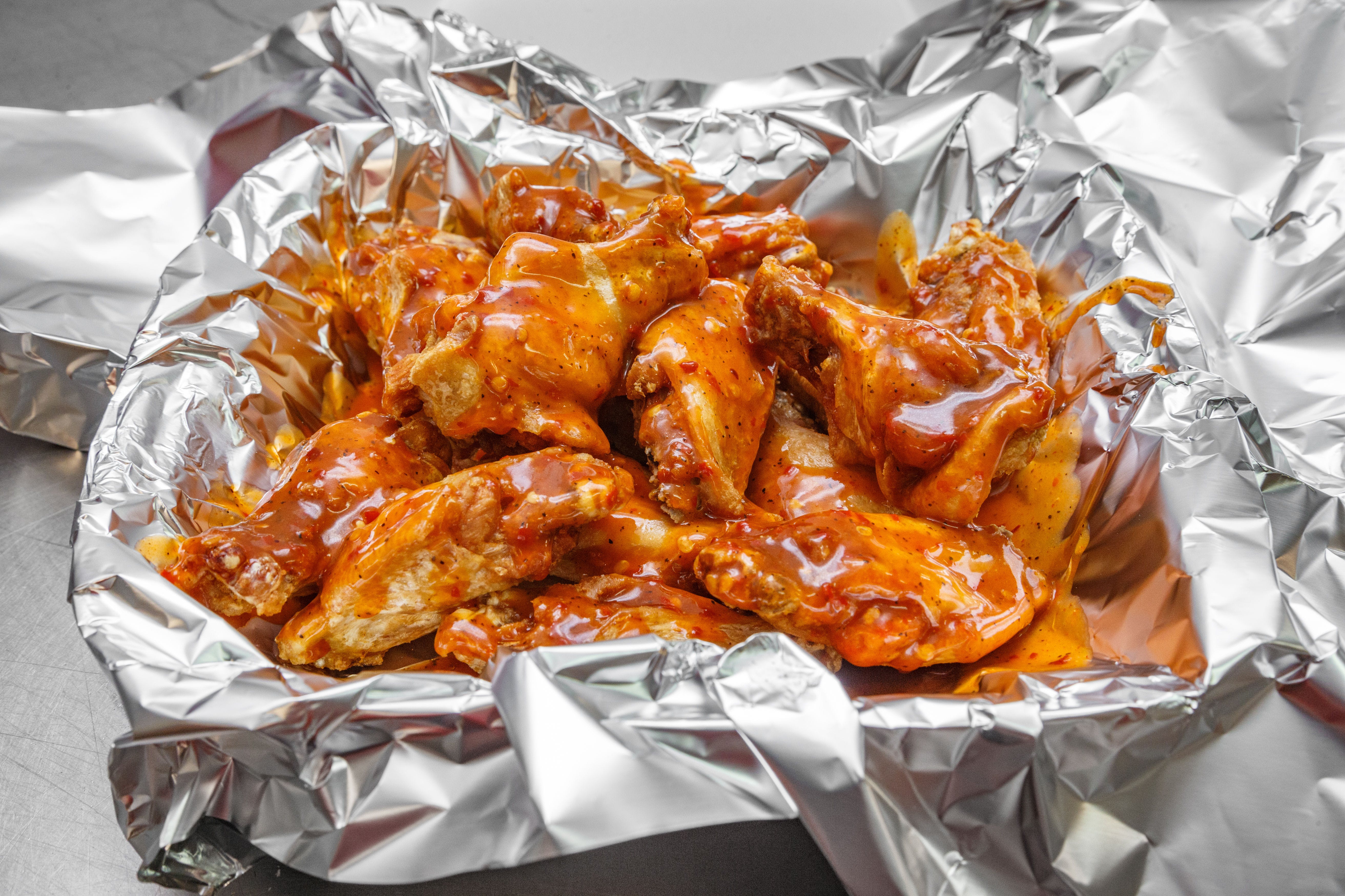Order Fresh Wings - 6 Pieces food online from Pizza DeCasa store, Coraopolis on bringmethat.com