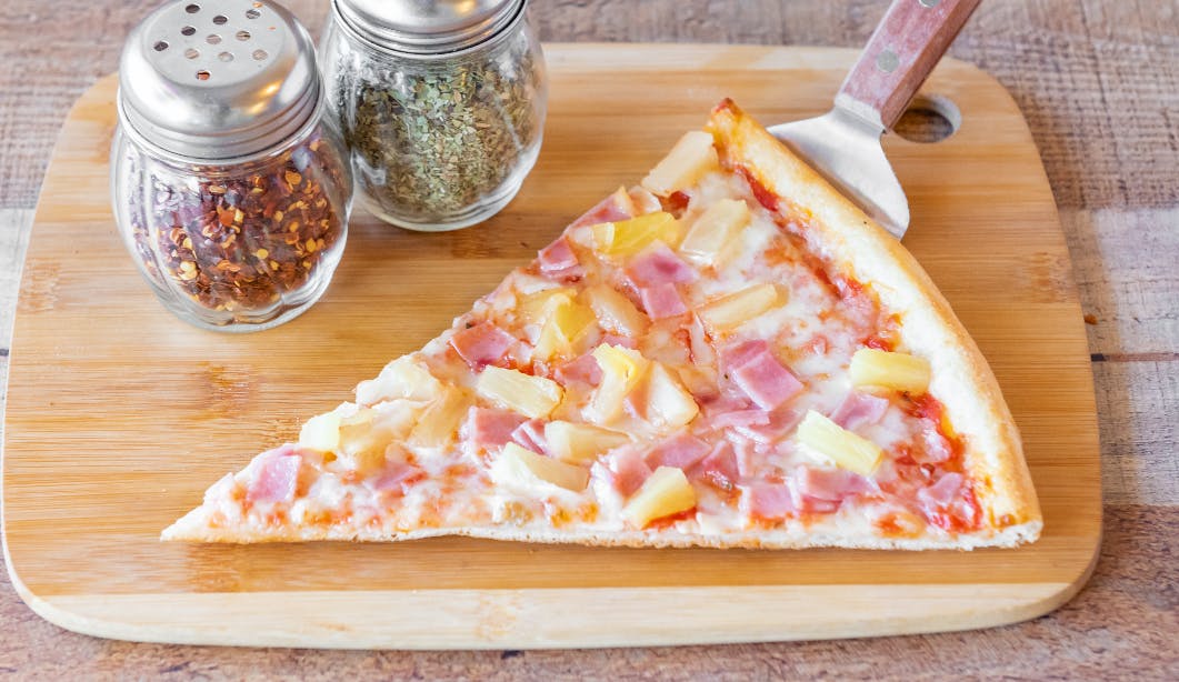 Order Hawaiian Pizza - Small 12'' food online from Bracco's store, Bath on bringmethat.com
