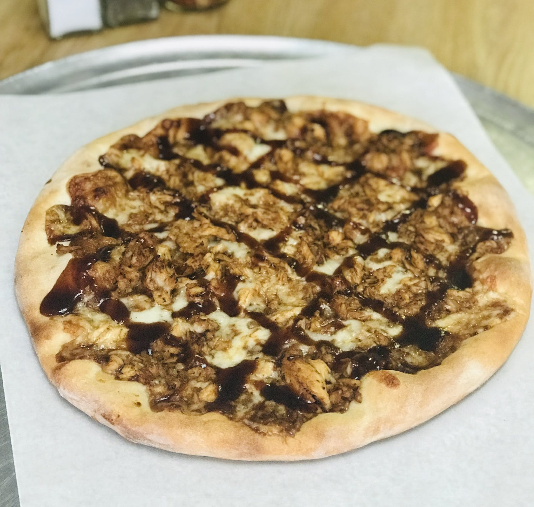 Order BBQ Chicken Gluten Free Pizza - Personal 10'' food online from Nonna Rosa Pizzeria store, Norristown on bringmethat.com
