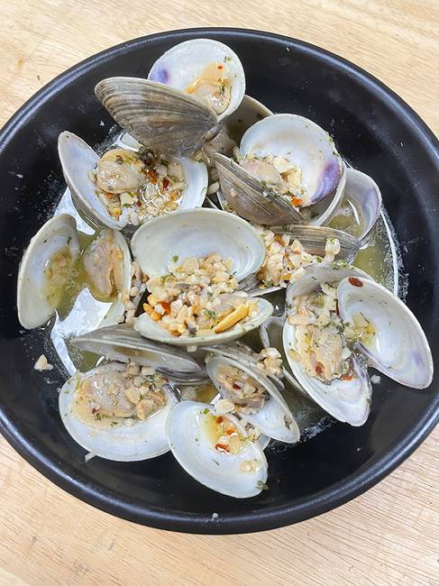 Order Clams White food online from Chickie & Pete's Cafe store, Philadelphia on bringmethat.com