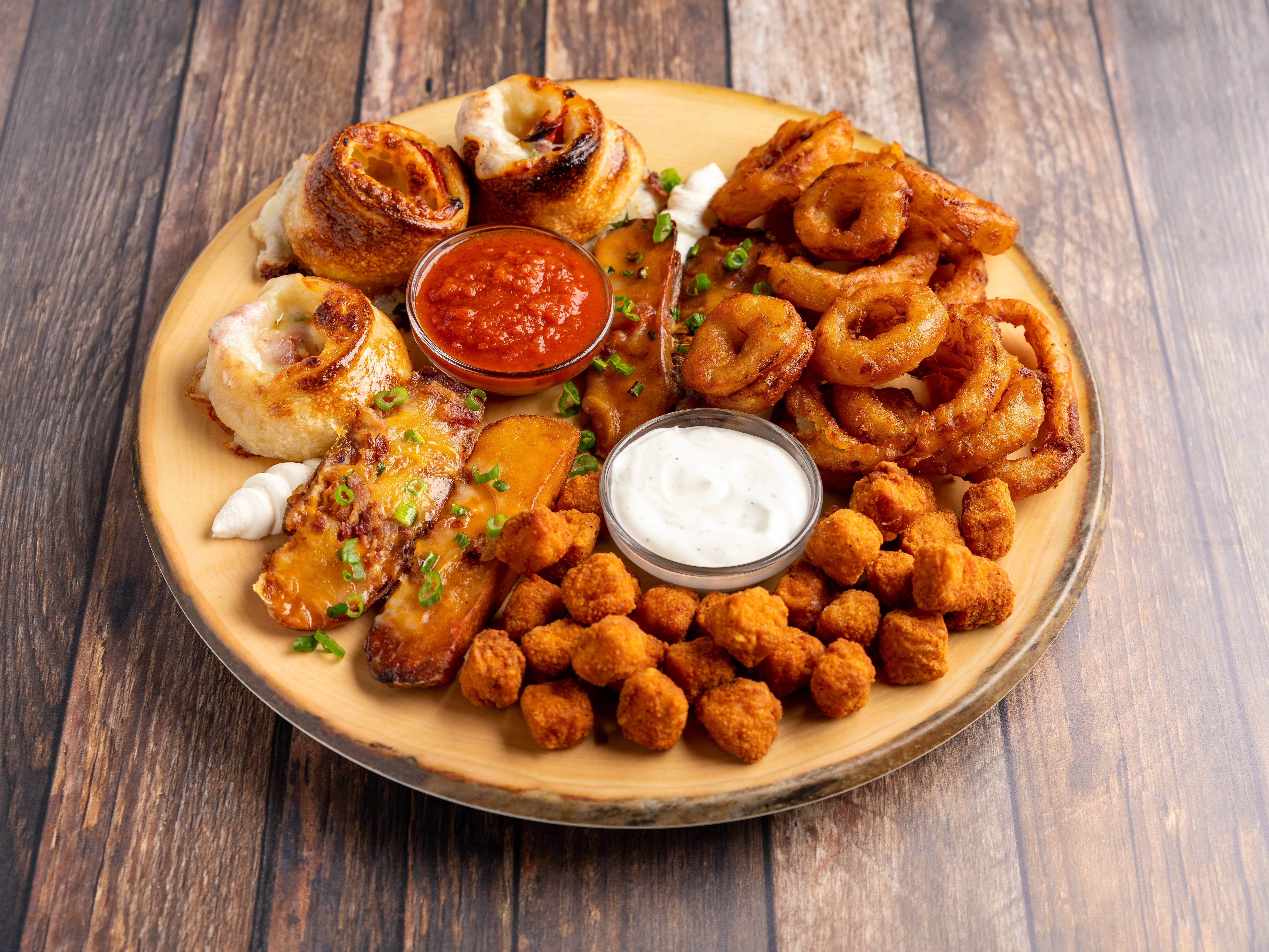 Order Combo Platter food online from Legends of Aurora Sports Grill store, Aurora on bringmethat.com
