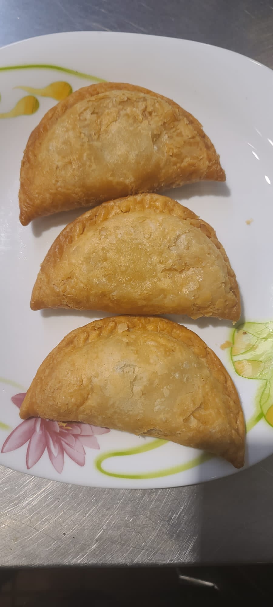 Order 3 COLOMBIAN-STYLE CHICKEN - BEEF or SPINACH/CHEESE EMPANADAS food online from Juice store, Brooklyn on bringmethat.com