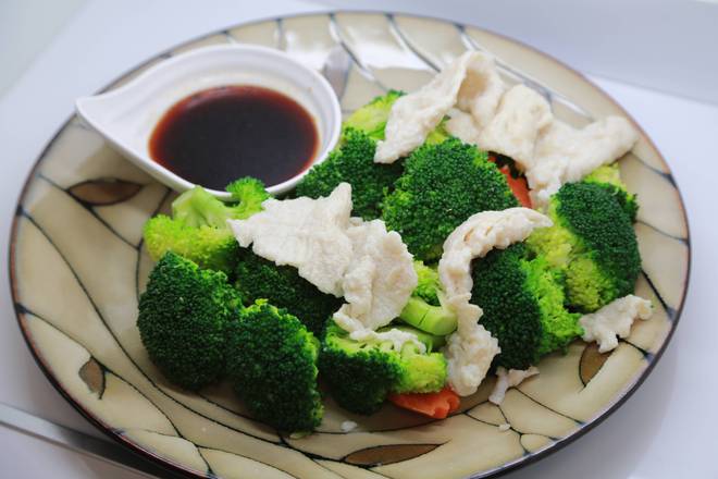 Order Steamed Chicken with Broccoli 水煮芥蘭雞 food online from Uncle Chen's Chinese Restaurant store, State College on bringmethat.com