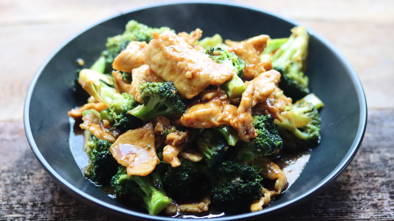 Order CHICKEN WITH BROCCOLI 芥兰鸡 food online from Wok and Roll store, Washington on bringmethat.com
