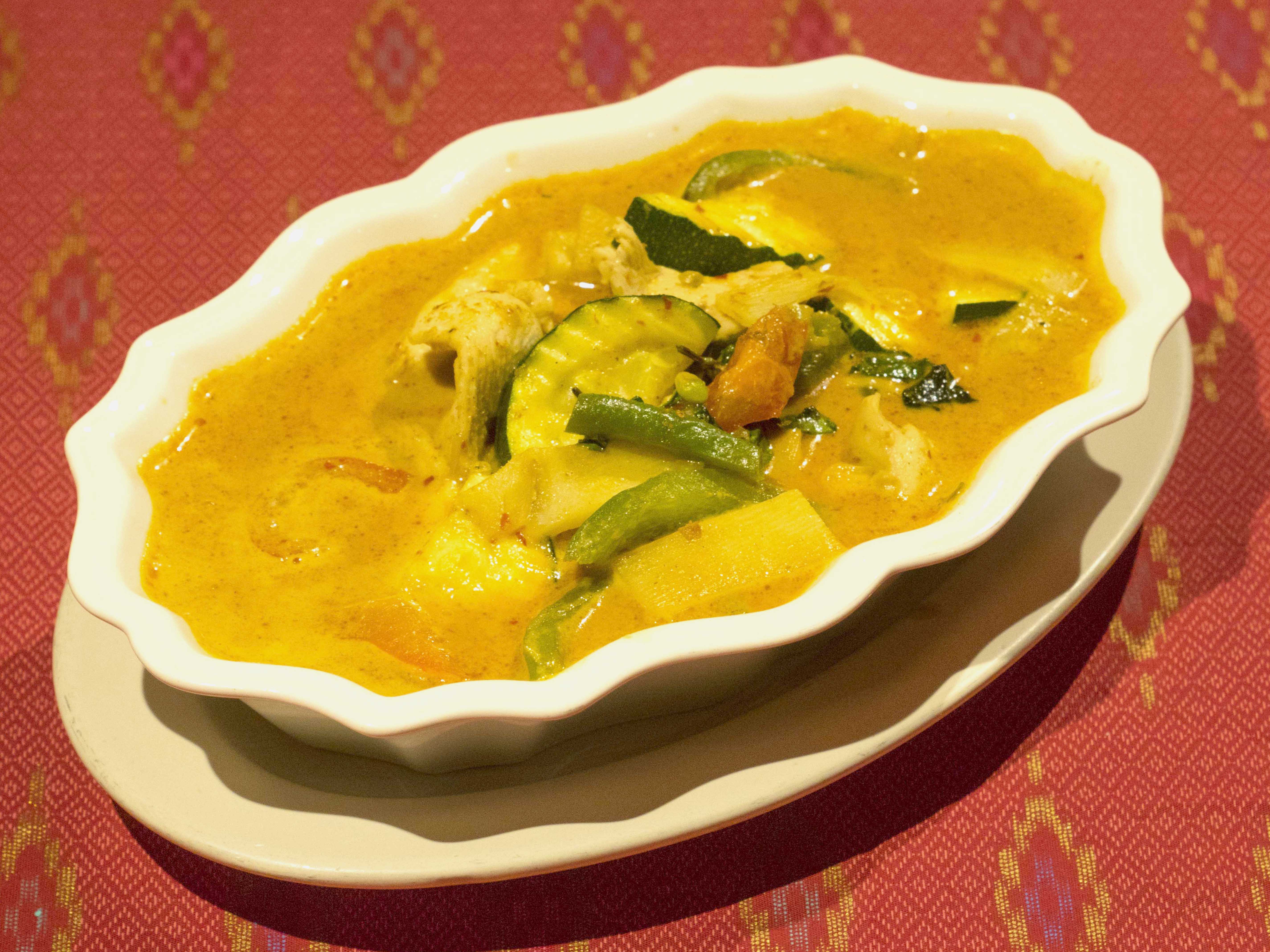 Order Red Curry food online from Di-Chan Thai Restaurant store, San Diego on bringmethat.com