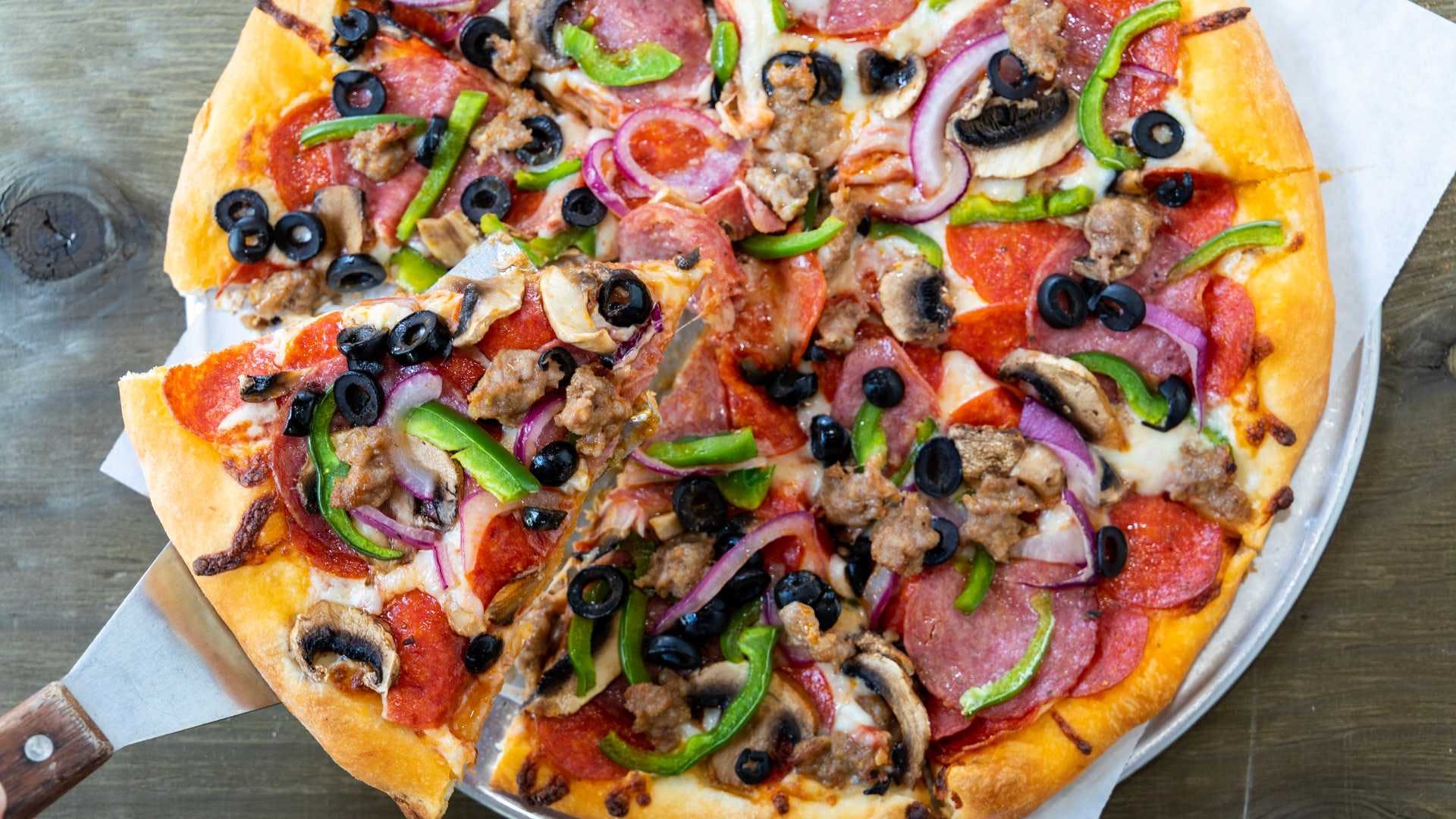 Order Supreme Pizza - Small 10'' food online from Giovannis Pizza store, San Jose on bringmethat.com