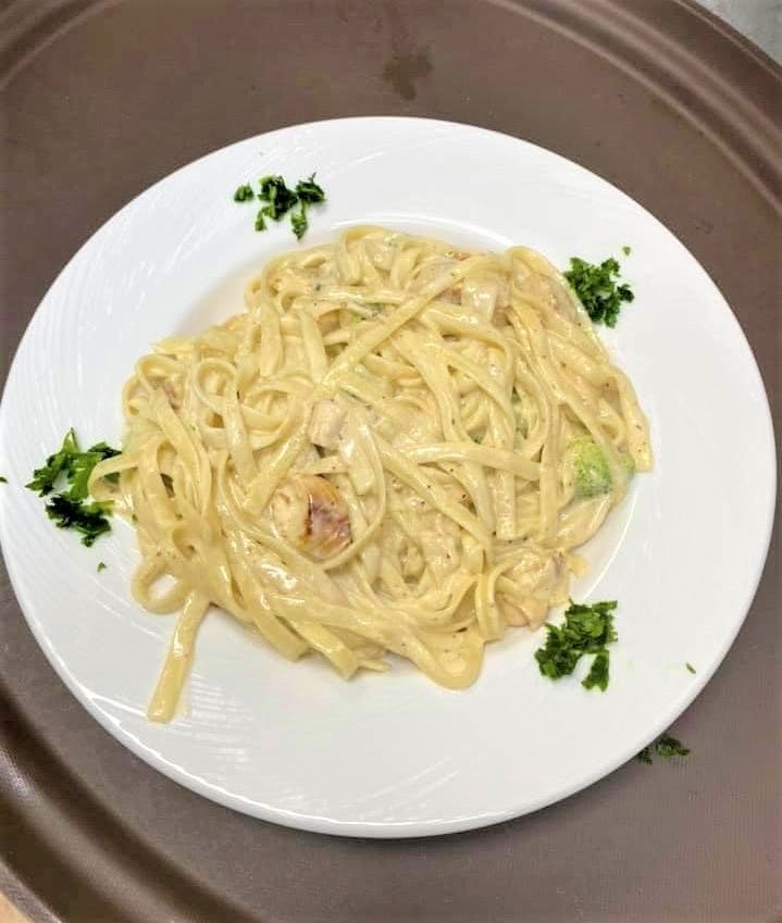 Order Fettuccine Alfredo with Chicken & Broccoli - Pasta food online from La Vista Italian Restaurant store, Spring Lake on bringmethat.com