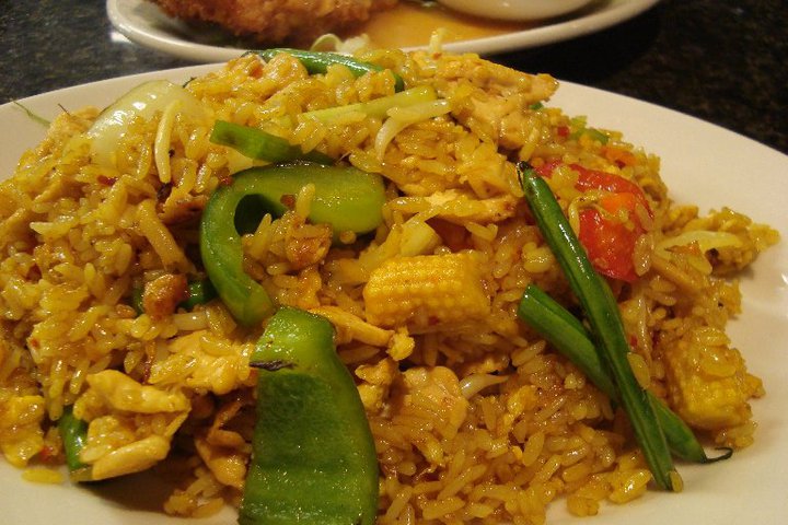 Order 18. Curry Fried Rice food online from The Lemongrass Cafe store, Tumwater on bringmethat.com