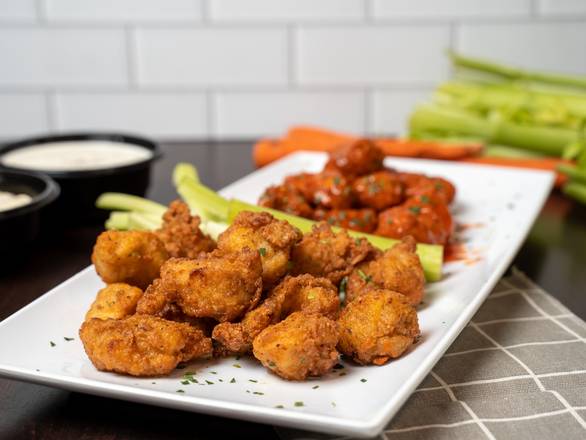 Order Famous Wings food online from Lino & Lucia's Italian Kitchen store, Chicago on bringmethat.com