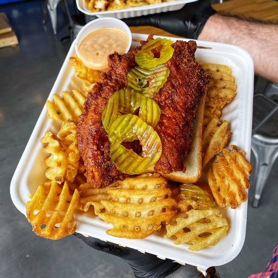 Order HOWDY BASKET food online from Howdy Hot Chicken store, Houston on bringmethat.com
