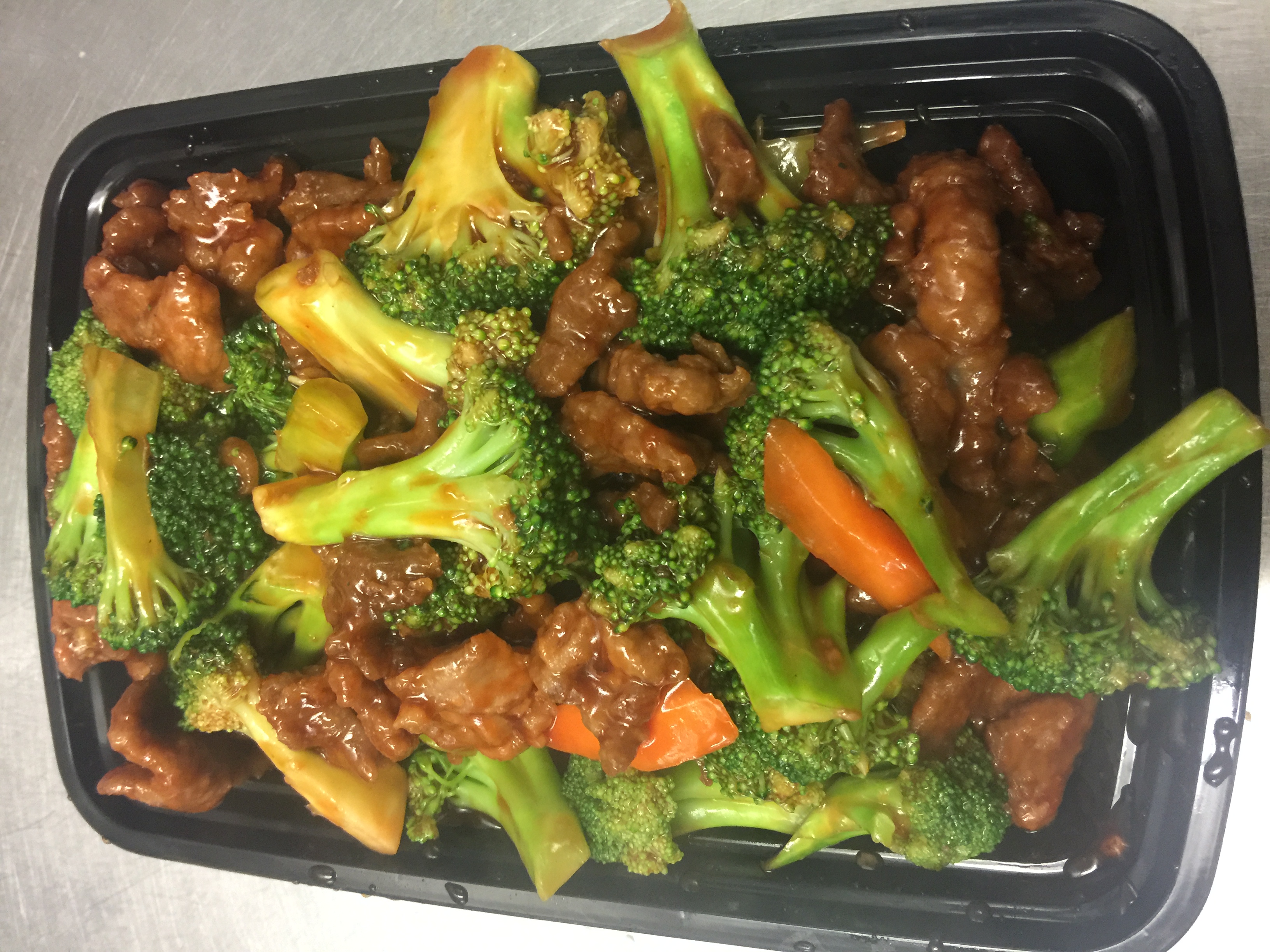 Order Beef w. Broccoli food online from New China Cafe store, Moline on bringmethat.com