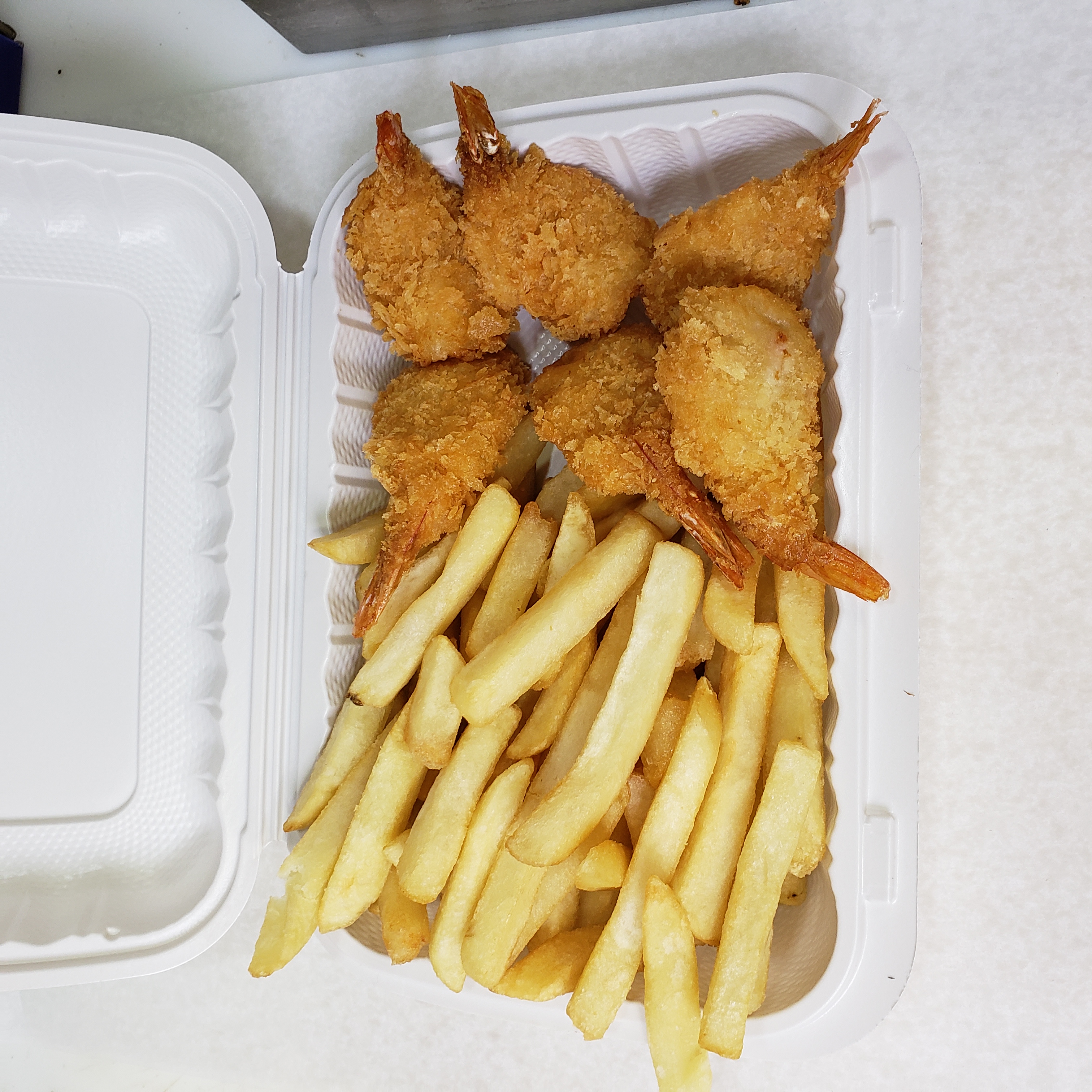 Order 6 Pieces Shrimps Basket Lunch whith fries  food online from S. Gardens Deli store, Springfield Gardens on bringmethat.com