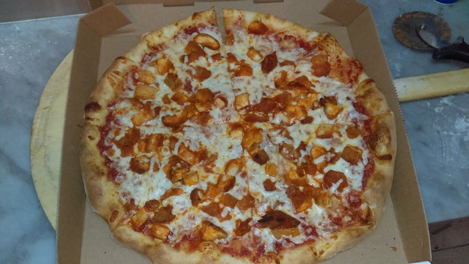 Order Buffalo Chicken Pizza - Medium 14'' food online from Vinci's Pizzeria store, Elizabeth on bringmethat.com