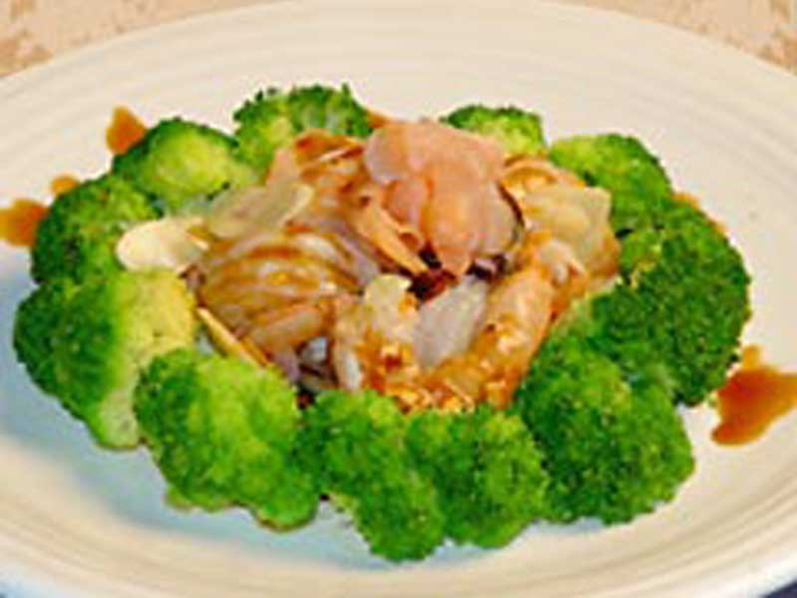 Order EMERALD GARLIC  food online from Lanna Thai Restaurant store, Everett on bringmethat.com