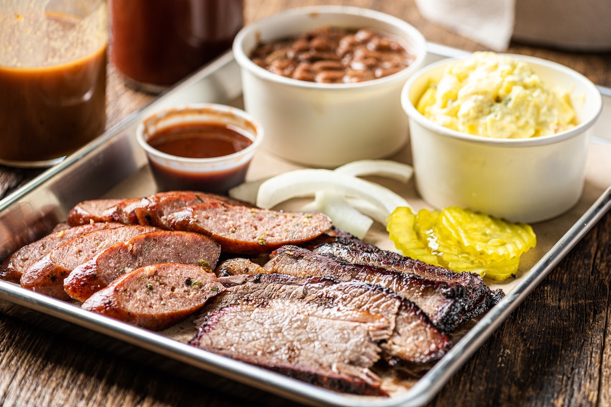 Order 2 Meat Plate food online from Smokey Mo's Bbq store, Austin on bringmethat.com