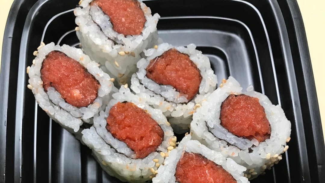 Order R20. Spicy Tuna Roll food online from Asian Buffet Hibachi Grill store, Battle Creek on bringmethat.com