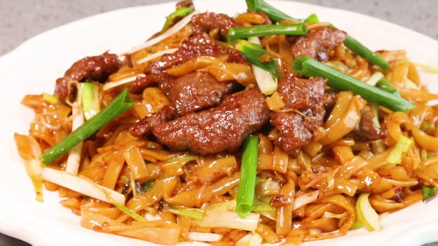 Order N06. Stir-Fried Rice Noodles with Beef 干炒牛河 food online from Millions Of Milk Tea store, Columbus on bringmethat.com