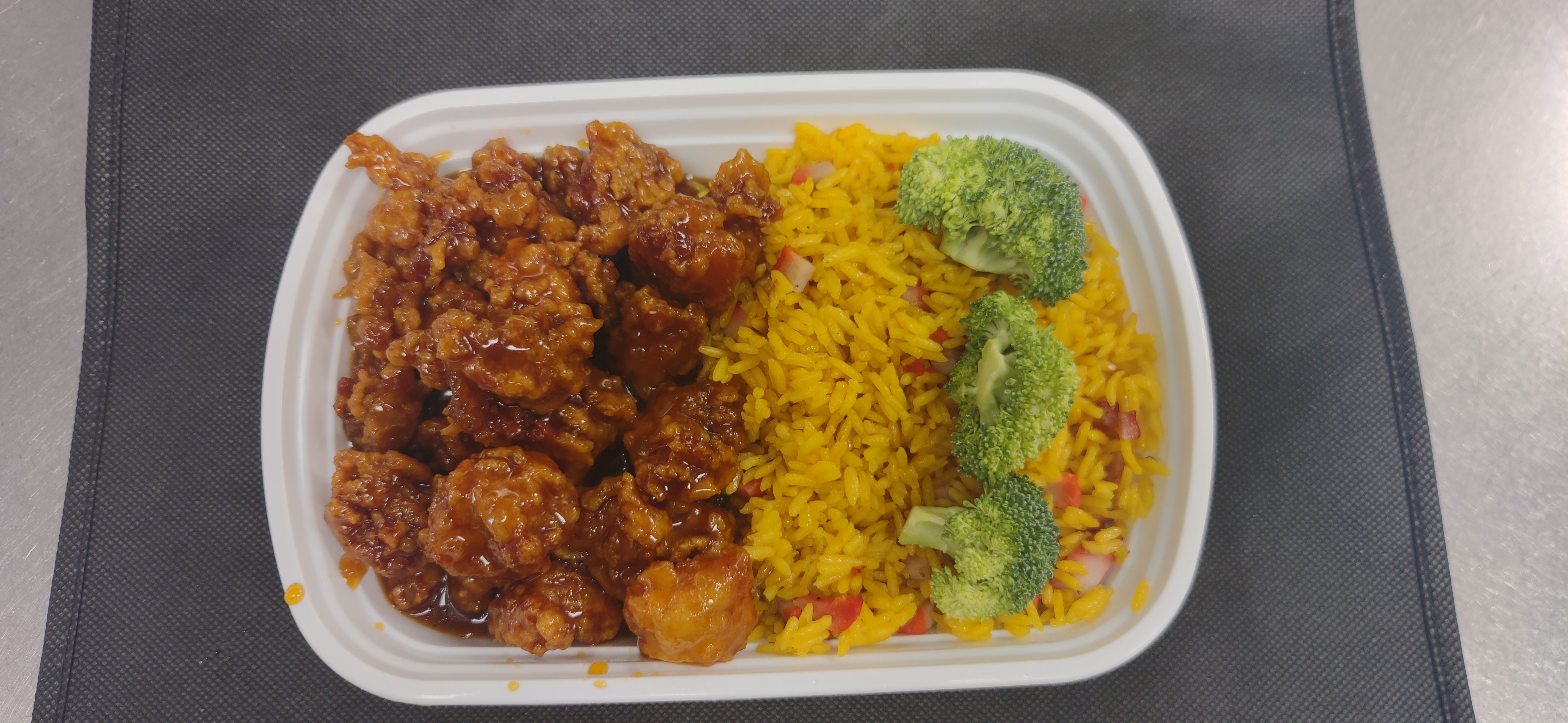 Order C19. General Tso's Chicken Combo Platter  food online from China Wok store, Lima on bringmethat.com