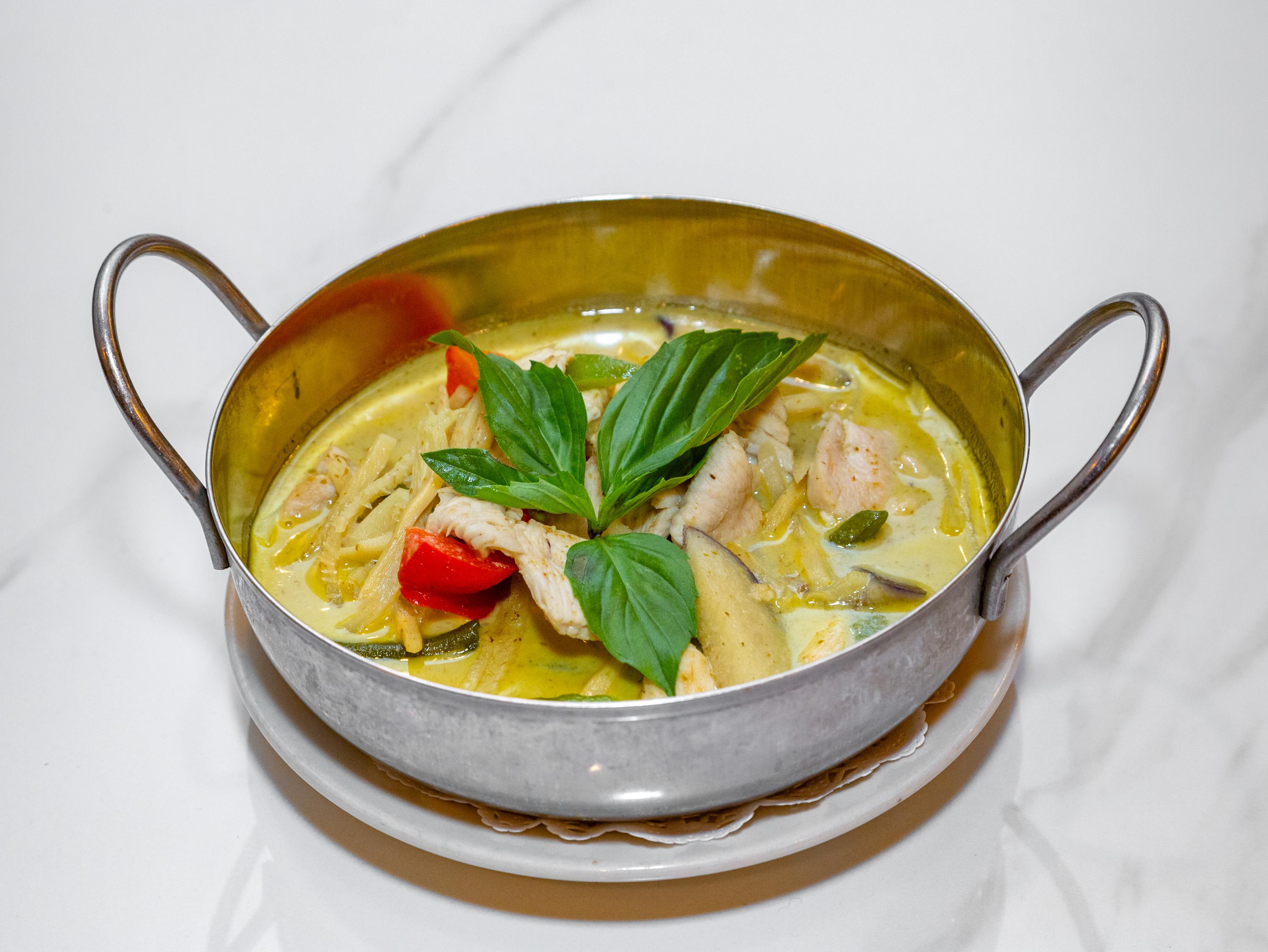 Order Green Curry food online from Siwa Thai Restaurant store, Woodbridge on bringmethat.com
