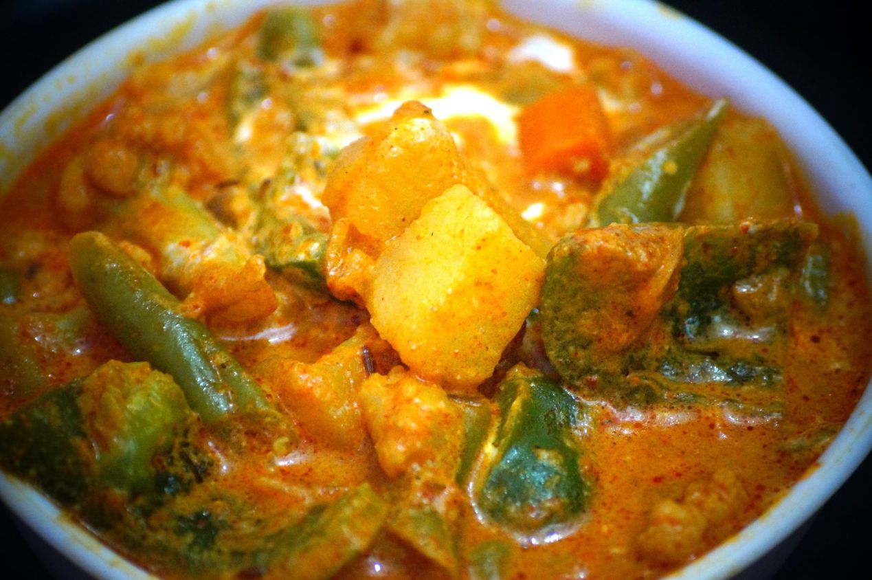 Order Kadai Vegetable (16 oz.) food online from Chef of India store, Jersey City on bringmethat.com