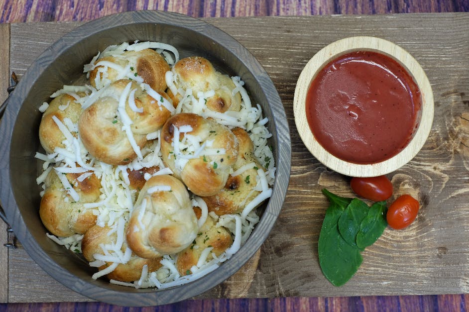 Order Garlic Knots with Cheese - Appetizer food online from Oscar's Pizza store, Colonie on bringmethat.com