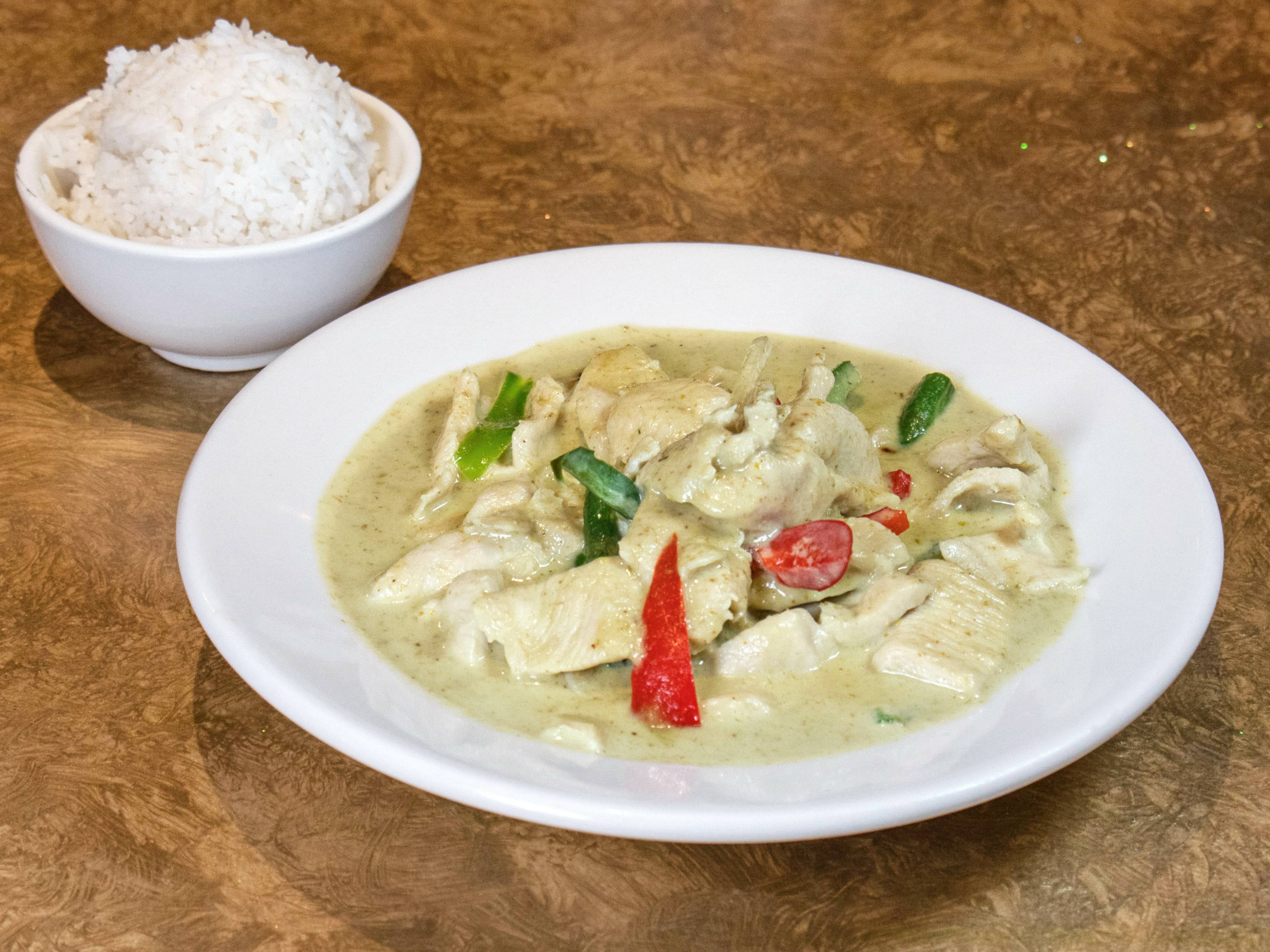 Order Green Curry Chicken food online from Rien Tong Thai Cuisine store, Arlington on bringmethat.com