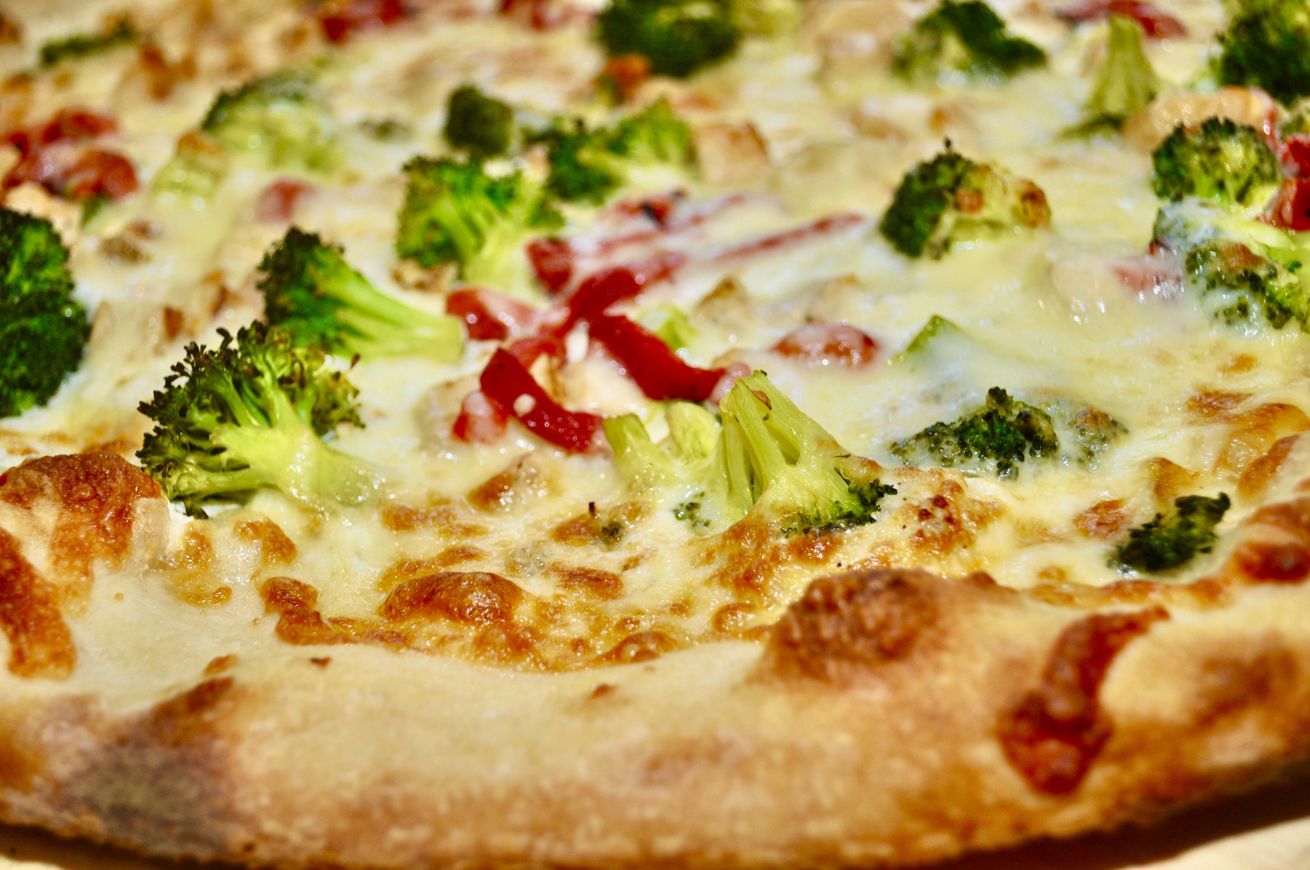 Order 16" Chicken and Broccoli Pizza  food online from Illianos Grill store, Norwich on bringmethat.com