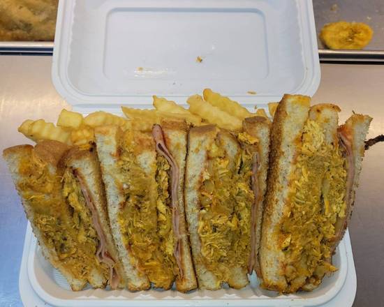 Order Club Sandwich food online from Peralta Brentwood Deli Grocery store, Brentwood on bringmethat.com