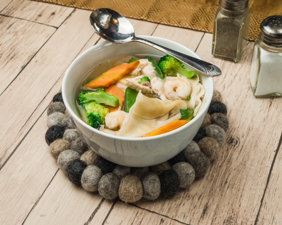 Order SP7. House Special Wonton Soup food online from Egg Rolls store, Houston on bringmethat.com